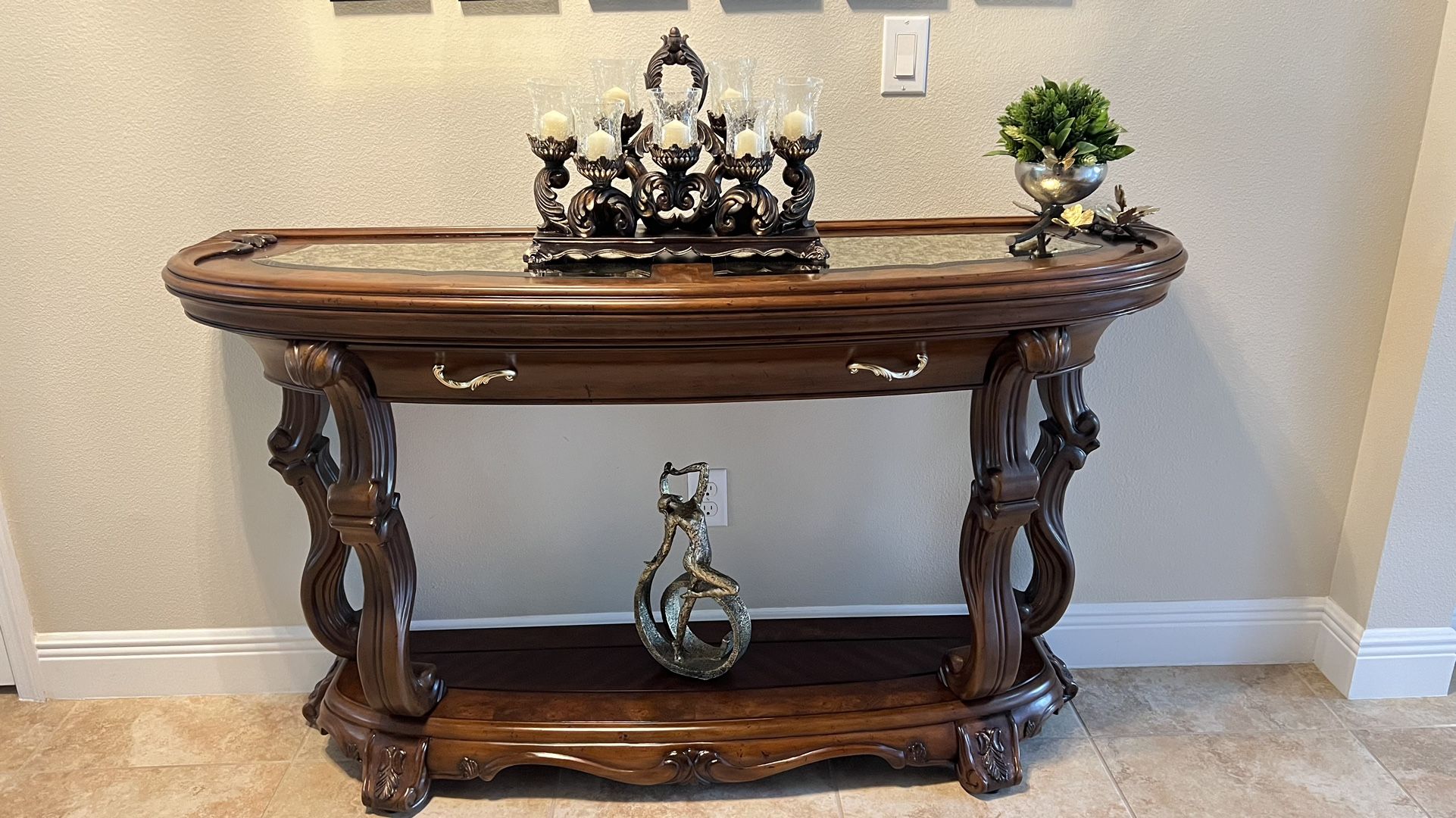 Michael Amini Platine de Royale Console Table