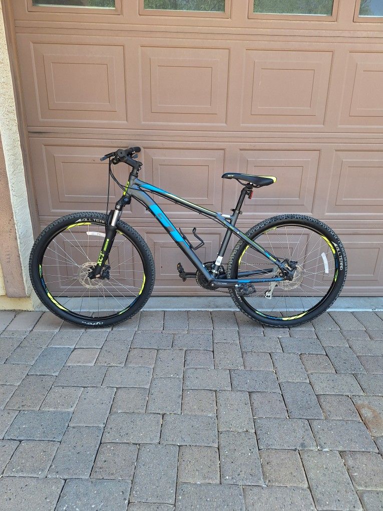 GT AGGRESORE PRO 27.5 INCH MOUNTAIN BIKE LIKE NEW ( CHECK MY OTHER BIKES )