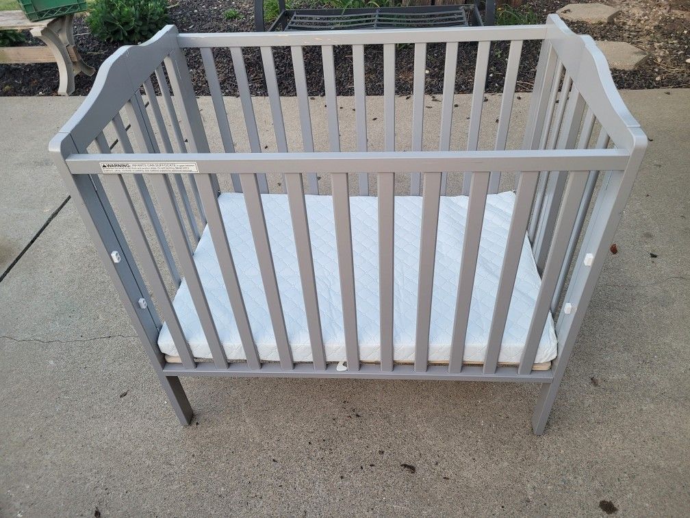 Delta Children Folding Portable Mini Crib with 1.5-inch Mattress