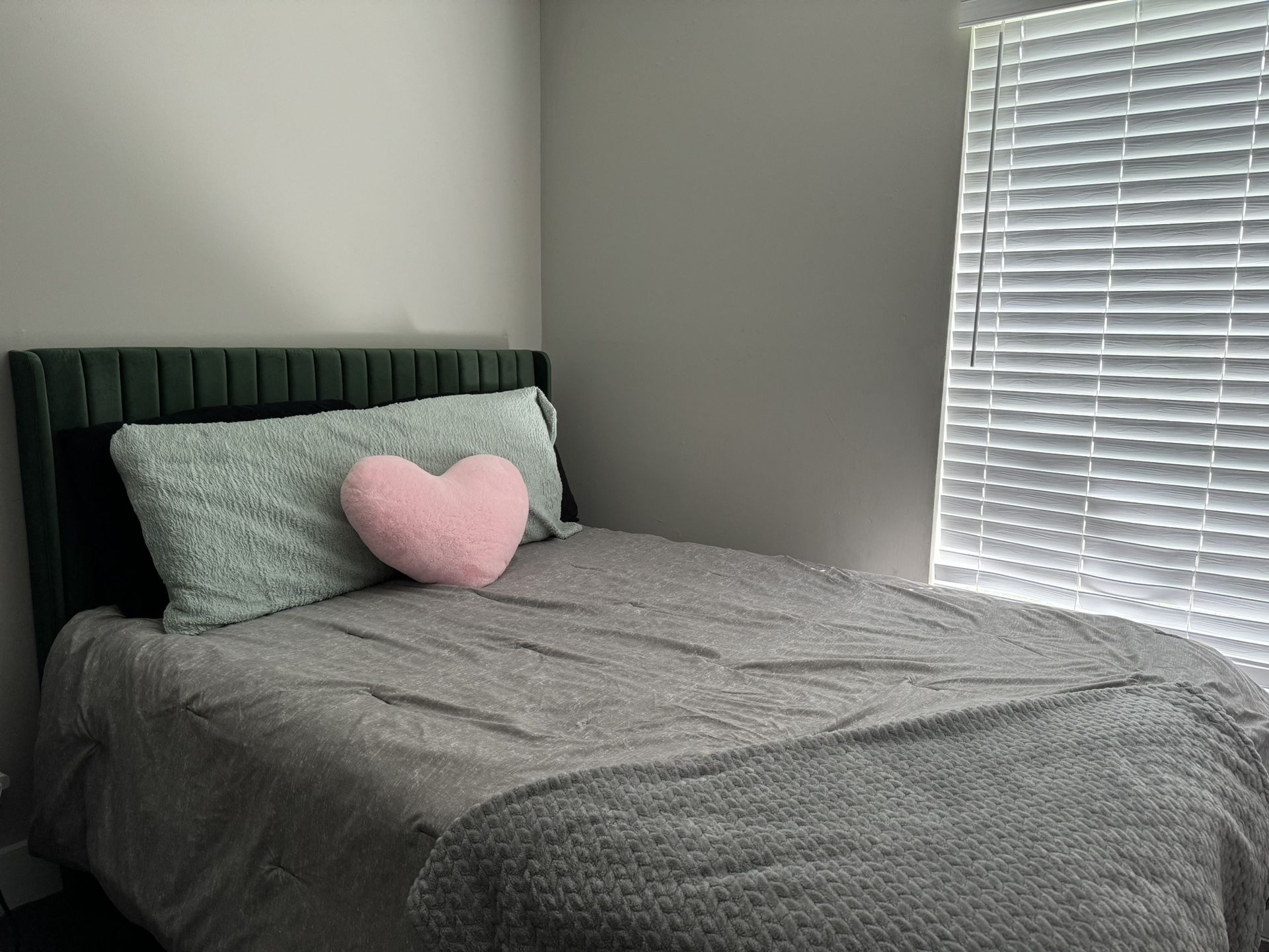 Green Tufted Bed Full w/mattress