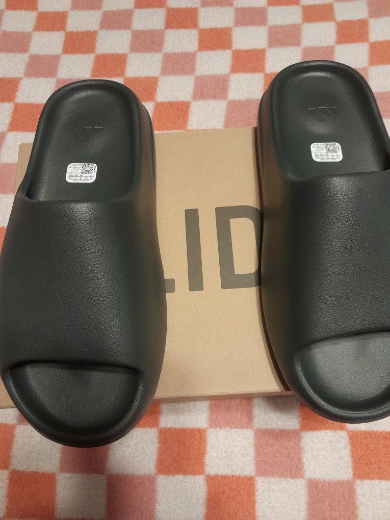 Yeezy Slide Onyx (Size 11)