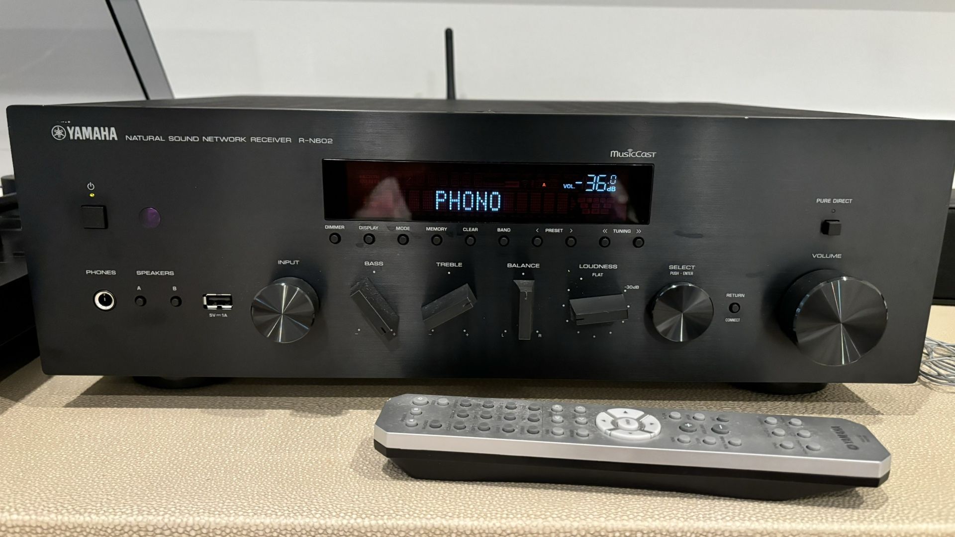 Stereo Receiver. Yamaha R-N602