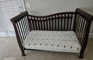 Convertible Baby Crib With Waterproof Mattress