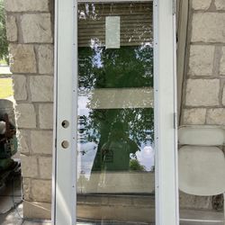 Puerta nueva ( un lado de la puerta tiñe el vidrio rompiendo todo lo demás está bine )