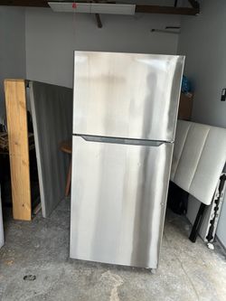 Insignia Stainless Steel Top-Freezer Refrigerator