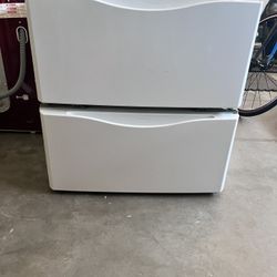 Kenmore White Pedestal Drawer For Washer And Dryer. 