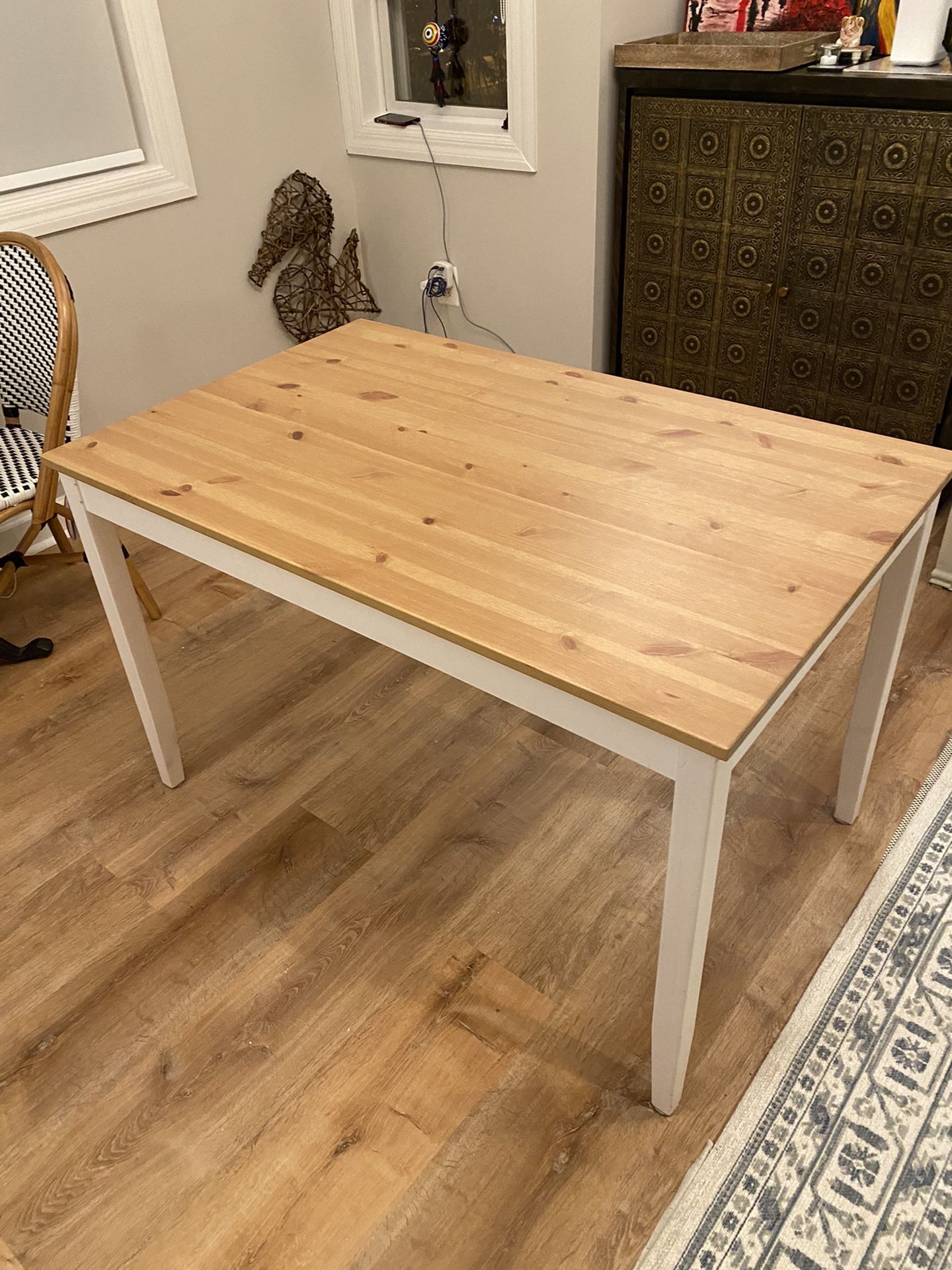 Beautiful and light desk! Perfect for any use