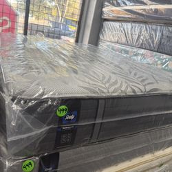 QUEEN SIZE SEALY POSTUREPEDIC PLUS MATTRESS & BOX SPRING BED SET