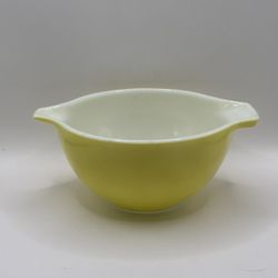 Pyrex vintage yellow 1.5 pint bowl