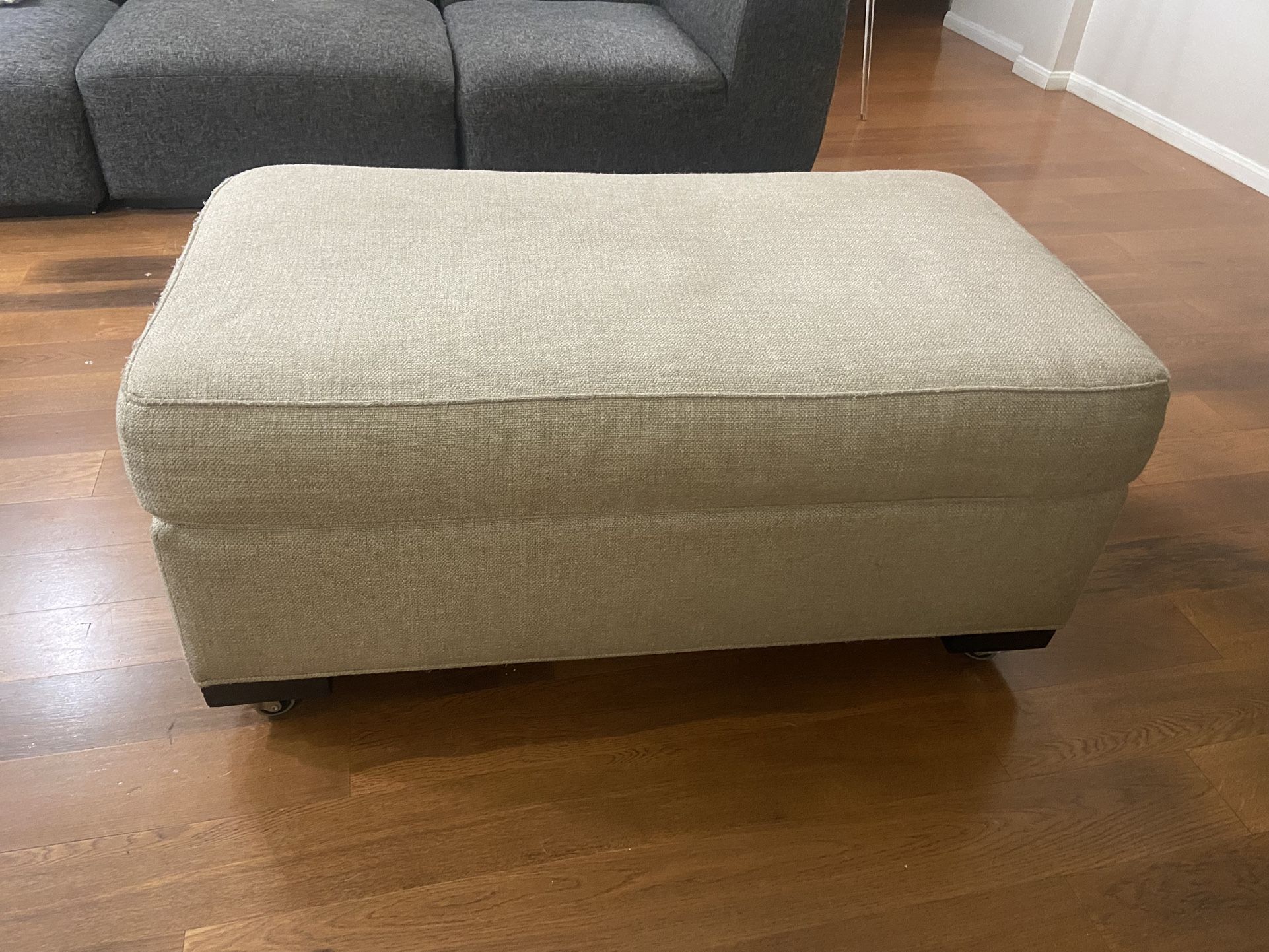 Ottoman With Wheel