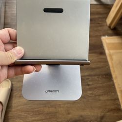 UGREEN Adjustable Aluminum Phone / Tablet Stand