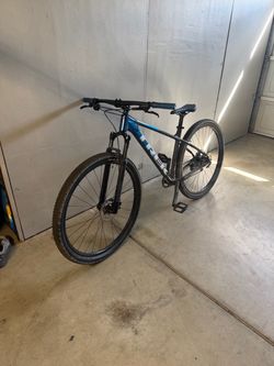 Trek marlin 8 size m/l