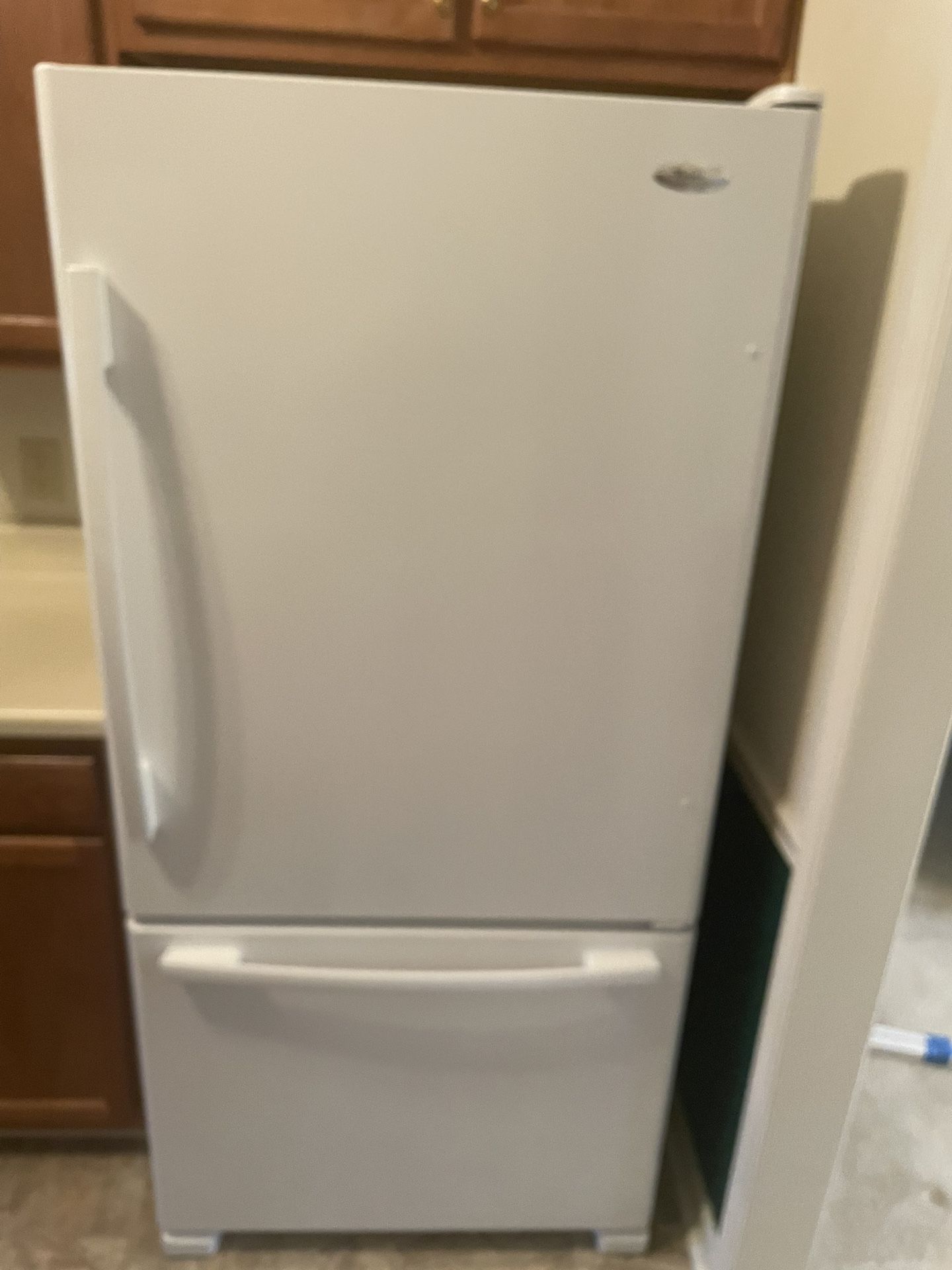 Whirlpool refrigerator Like New