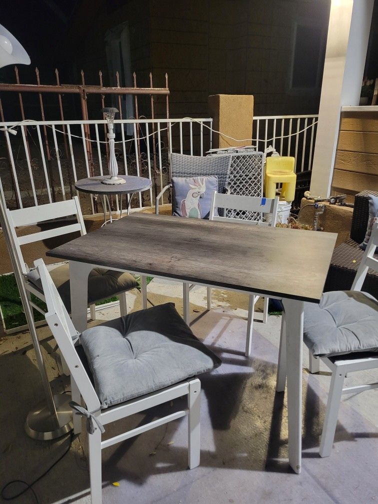 Dinning Table And 4 Chair With Stan Lamp