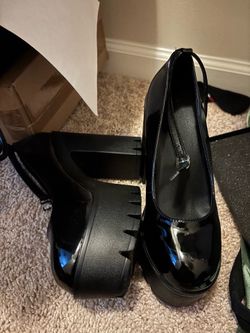 Black pumps