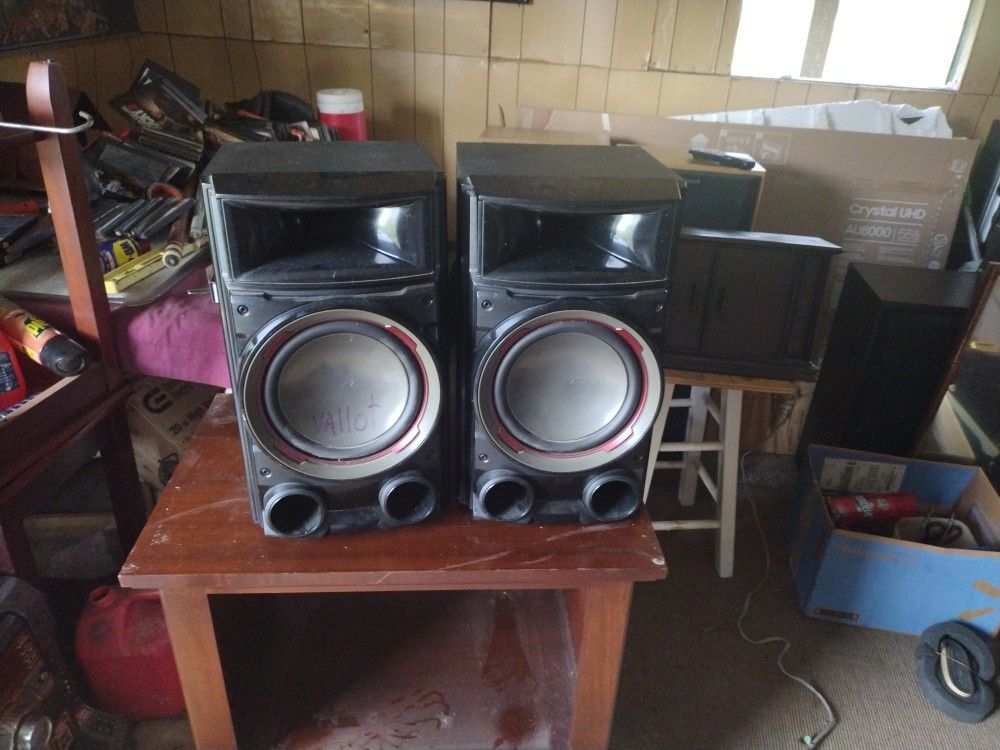 Those Are Top Of The Line Badass Speakers And That Is A JVC 6 Disc Music DVD Player Videos Plays Music And DVDs Works Good