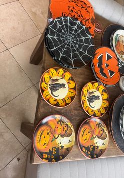 12 Halloween plates and 2 pumpkin mats