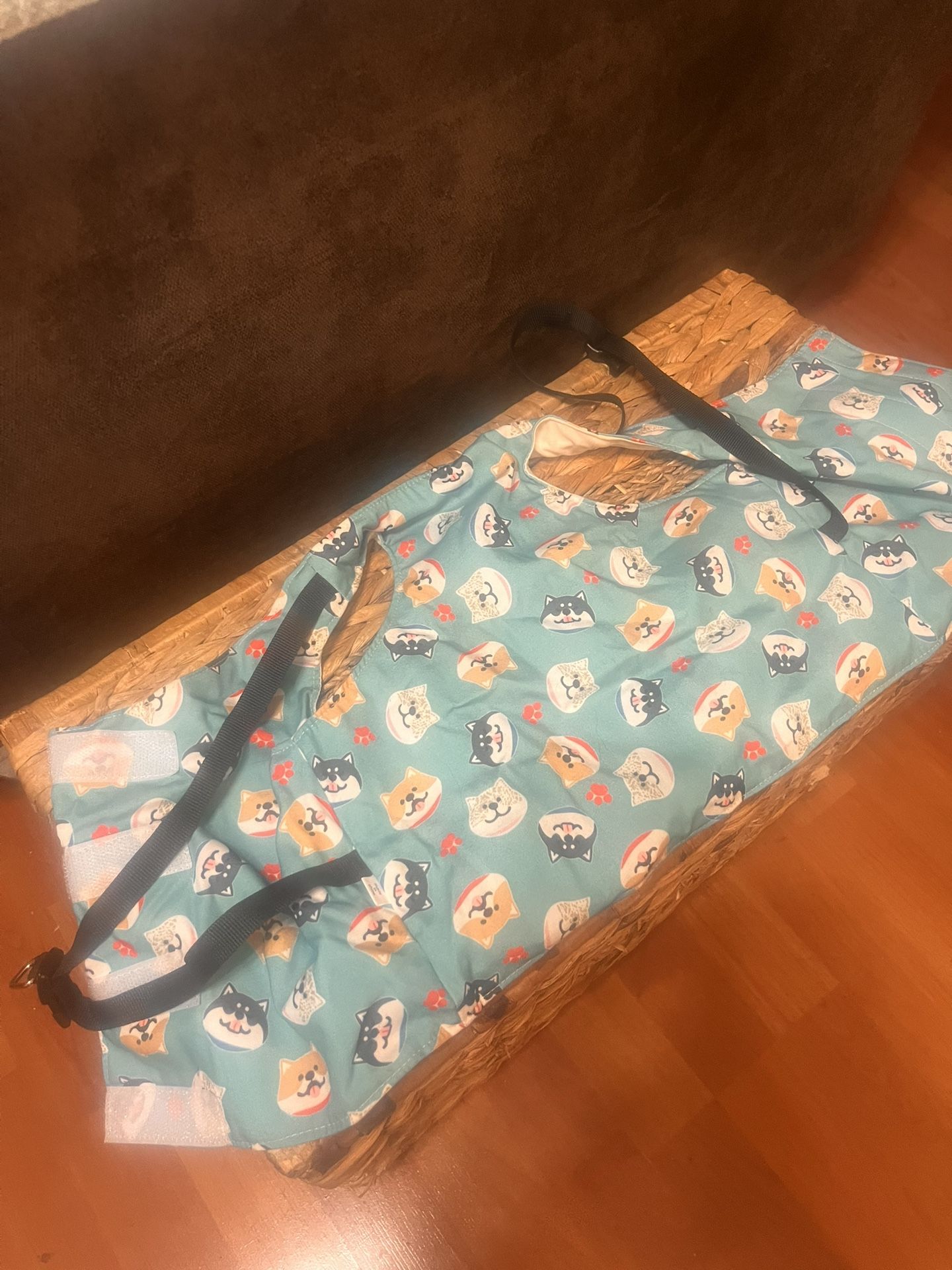 Medium size dog cooling vest with ice pads