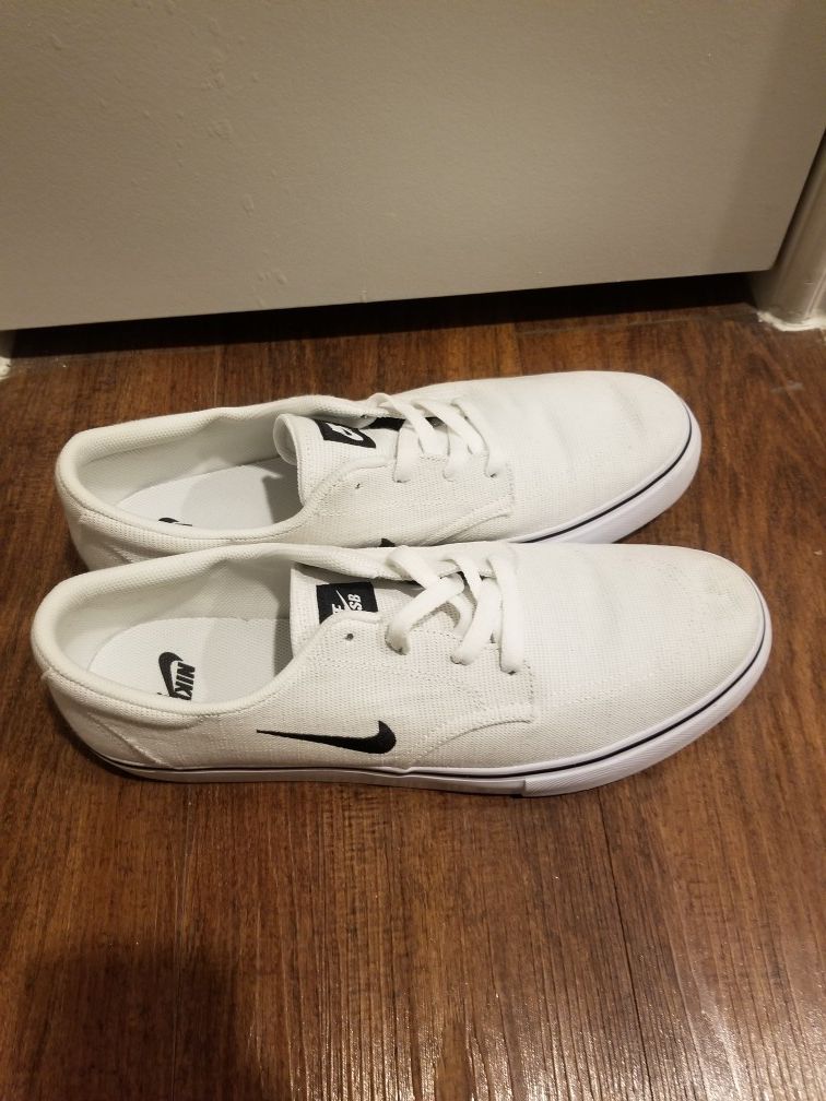 Men's Nike shoes white