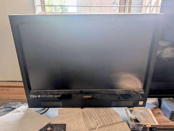 22.6 Inch Vizio TV / Monitor - Works Great 