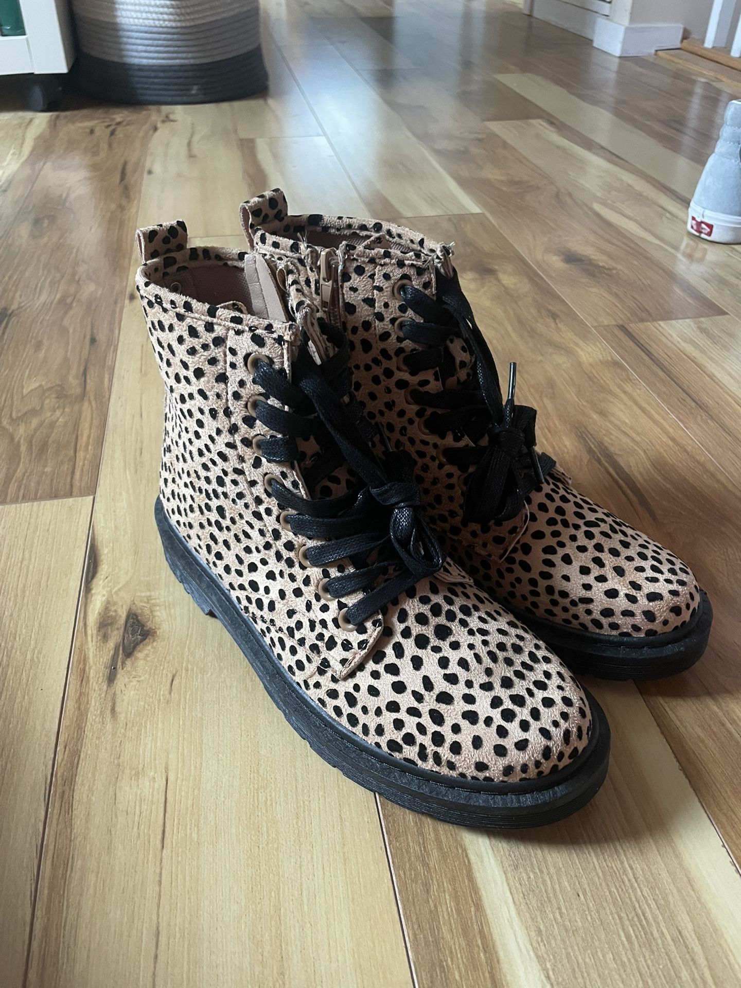 Women’s Cheetah/Leopard Print Boots Size 8