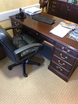 Gorgeous Wood Mahogany Finish Double Pedestal Desk!