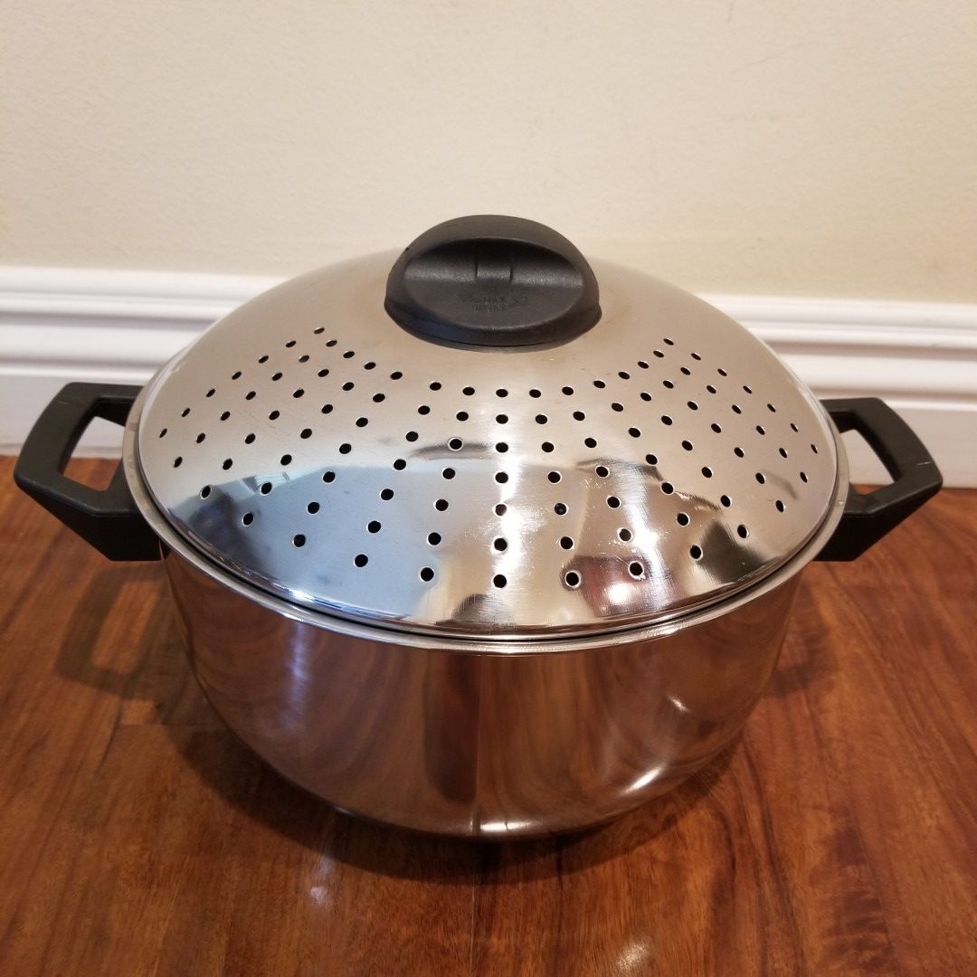 Like new Stainless steel pasta cooker pot and strainer lid