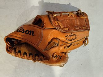Wilson Ball Hawk Jim Catfish Hunter A2185 Youth 10" Brown Glove