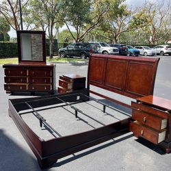 BEAUTIFUL SET KING SOLID WOOD / DRESSER W MIRROR & TWO NIGHTSTAND - BY LIFESTYLE SOLUTIONS - EXCELLENT CONDITION - Delivery Available
