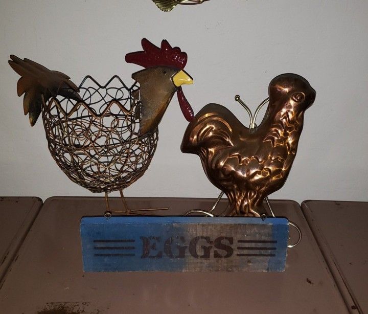 X3 VINTAGE FARMHOUSE FARM BARN CHICKEN ROOSTER HEN COPPER JELLO MOLD BASKET WOODEN EGG SIGN