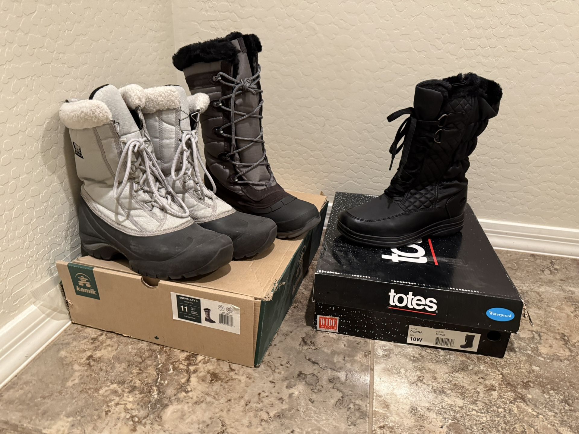 SNOW BOOTS WOMEN ..SIZE 11-10
