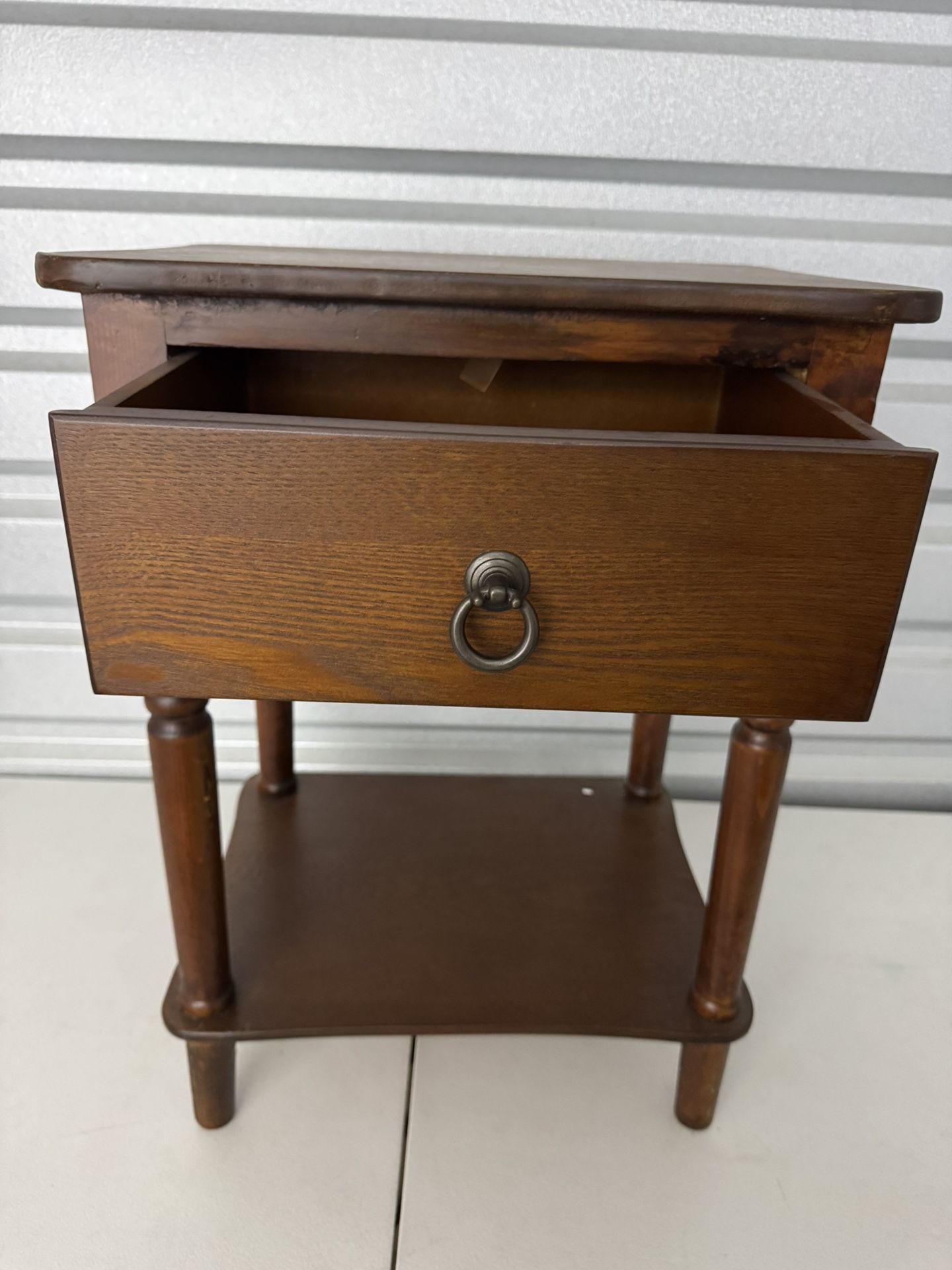 Very Small end table(brown), please check measurements shown