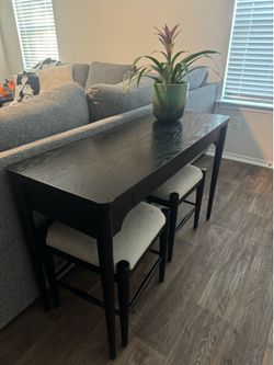 Entry table with stools