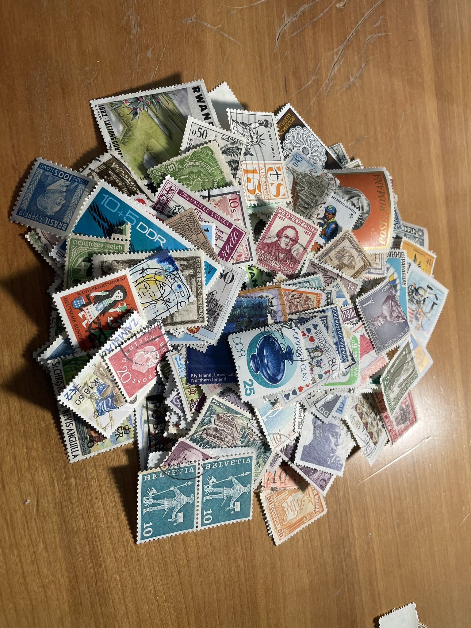 1000 Off Paper World Wide Stamps