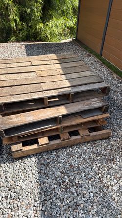 FREE Wooden Shipping Pallets – Lot of 4