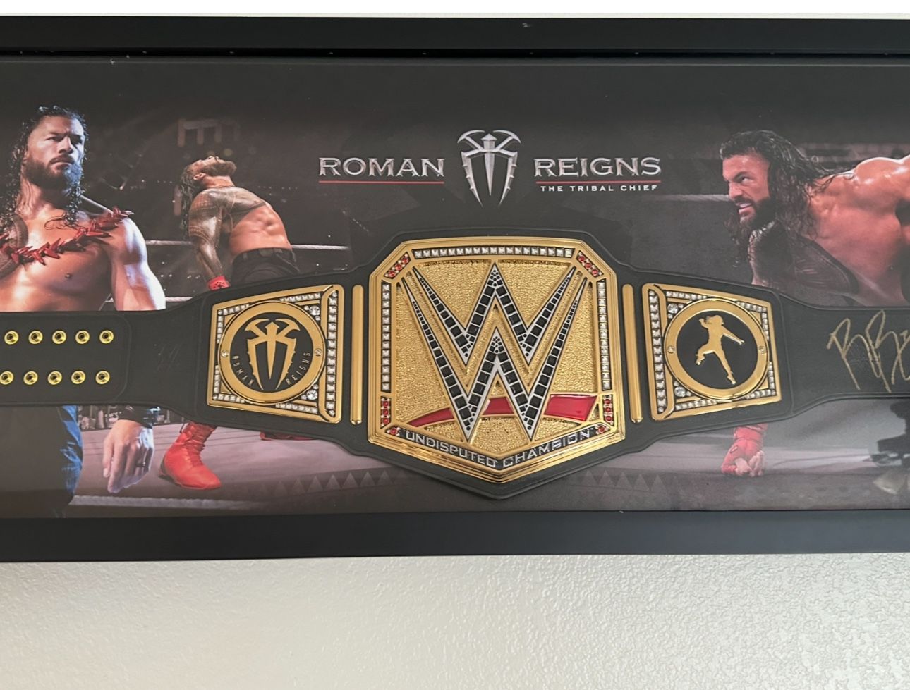 WWE UNDISPUTED UNIVERSAL CHAMPIONSHIP BELT AUTOGRAPHED BY ROMAN REIGNS CUSTOM SHADOWBOX
