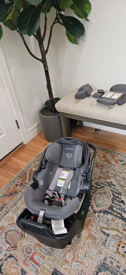 Uppababy Aria car seat + Base