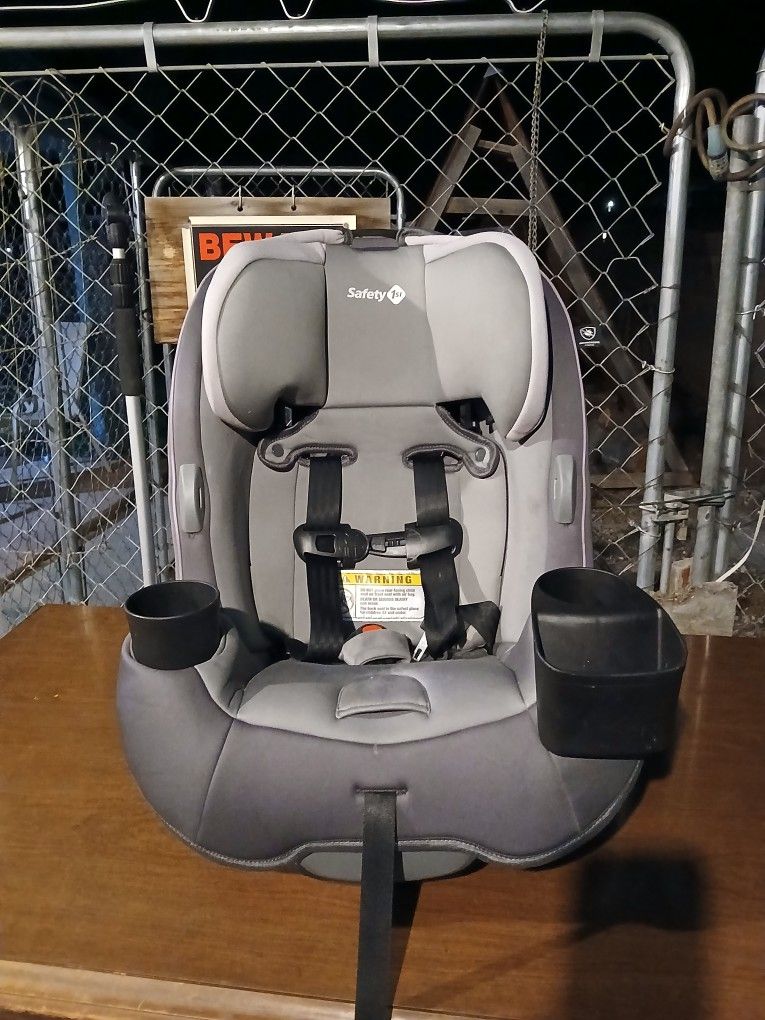 Saftey 1st Childs Car Seat (3 Months Old)