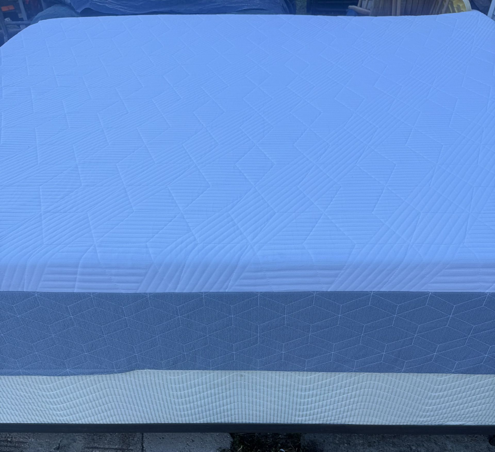 King Bed With New Mattress 
