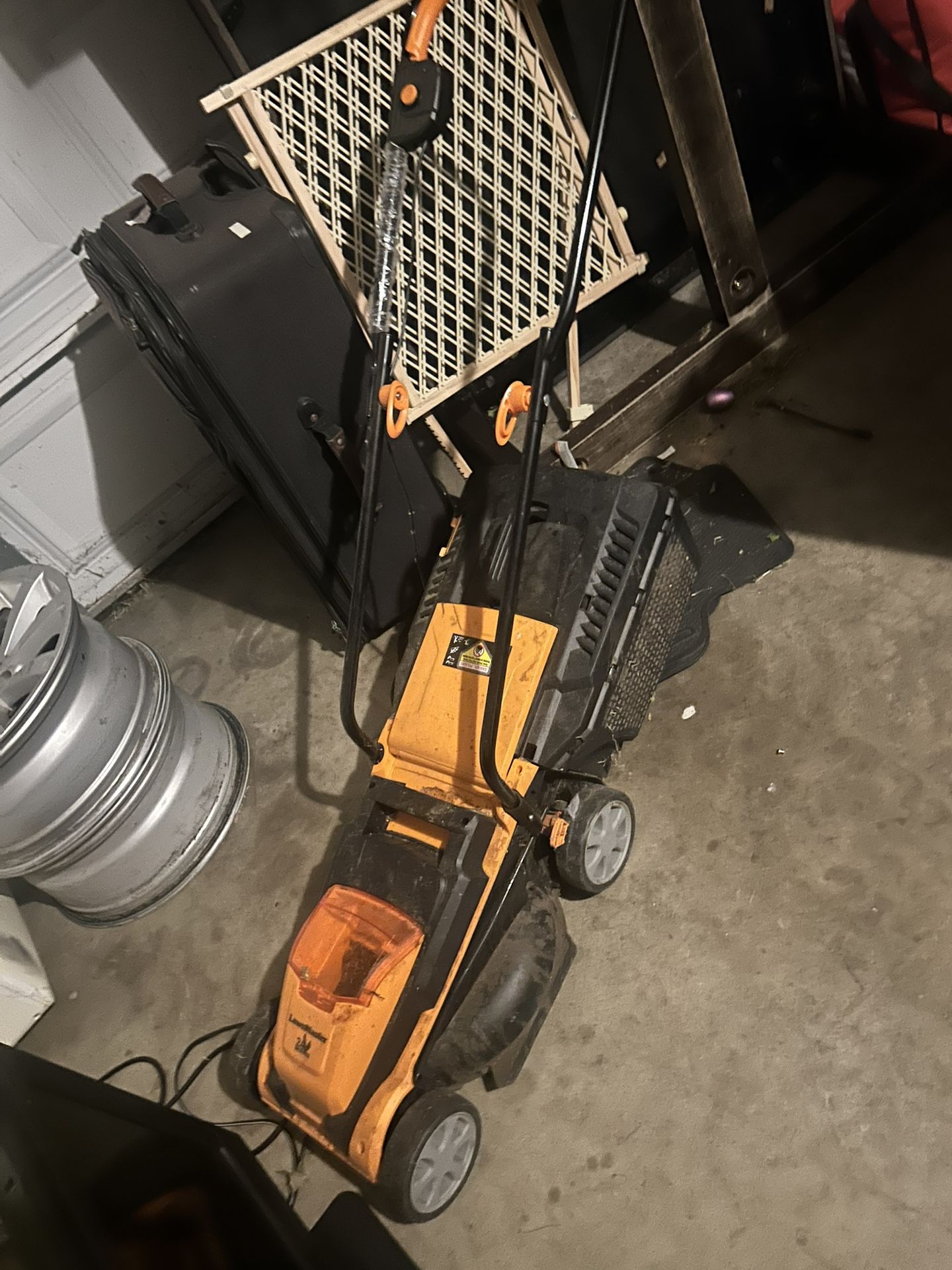 ELECTRIC LAWNMOWER