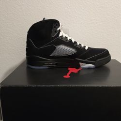 Jordan 5 Retro OG
Black Metallic Reimagined
