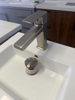 Bath faucet single hole brushed