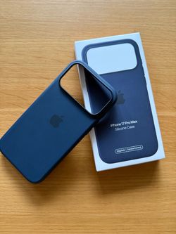 Apple iPhone 17 Pro Max Silicone Case Midnight