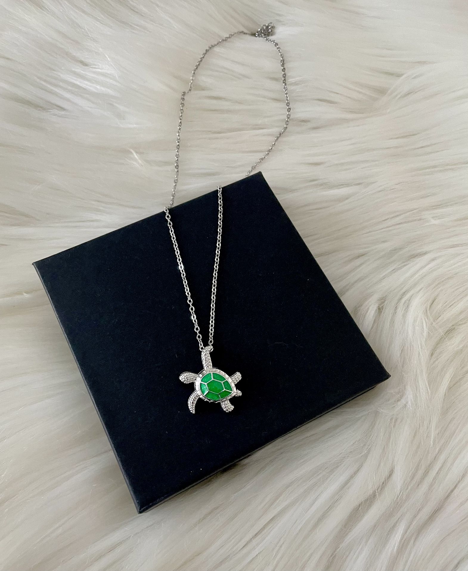 Brand New Cute Sea Turtle Green Pendant Silver Necklace
