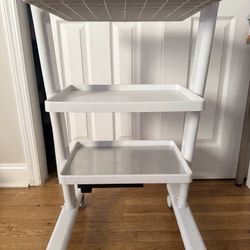 Práctico Carrito Organizador Multiusos con Conexión Eléctrica – ¡Excelente Estado!