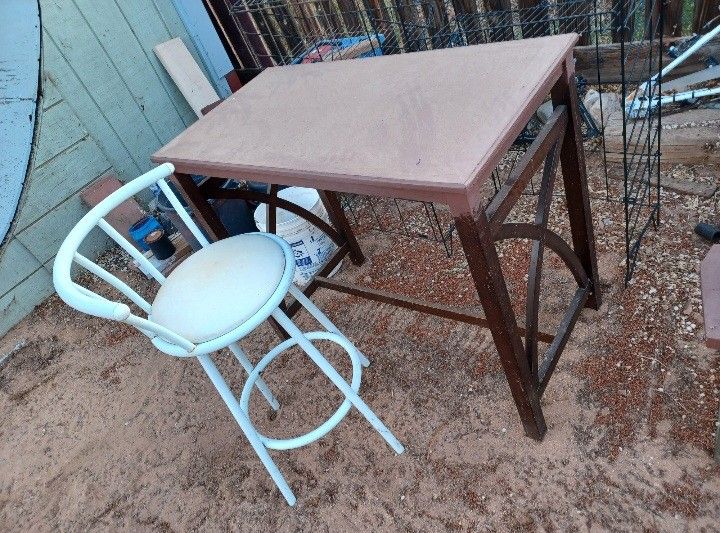 Table / Desk With Barstool $30 APPLE VALLEY