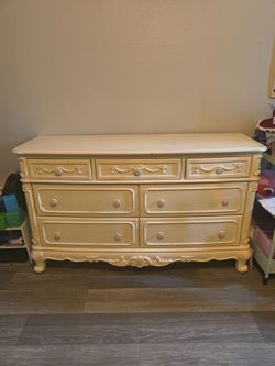 White/beige Cute Dresser! With Mirror (Will deliver for $30)