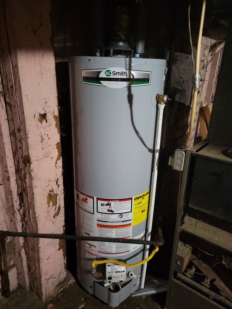 Water Heater 40 GAL..WAS INSTALLED  not To Long Ago Brand New. i Paid 1900 For It From Mr ROOTER, We Are Moving Want To Sell It..Unhook Yourself, 