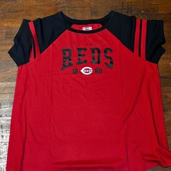Women’s 2XL Cincinnati Reds baseball tee in red and black #baseball mlb 