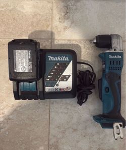Makita XAD02Z 18V LXT Lithium‑Ion Cordless 3/8" Angle Drill, Charger and battery